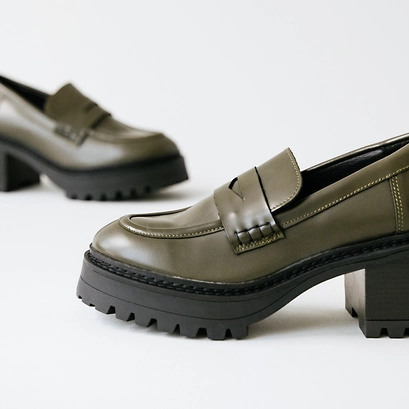 Mocassins à talons et semelles crantées... kaki