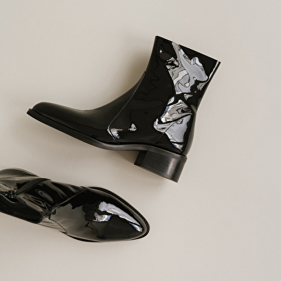 Bottines à bouts pointus en vernis noir | DILARA | Jonak