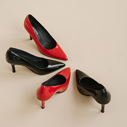 Escarpins à bouts pointus en cuir verni noir | DINERO | Jonak