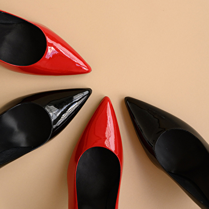 Escarpins à bouts pointus en cuir verni noir | DINERO | Jonak