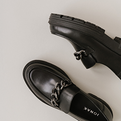 Mocassins à chaines et semelles crantées... en cuir noir | ANTONY | Jonak