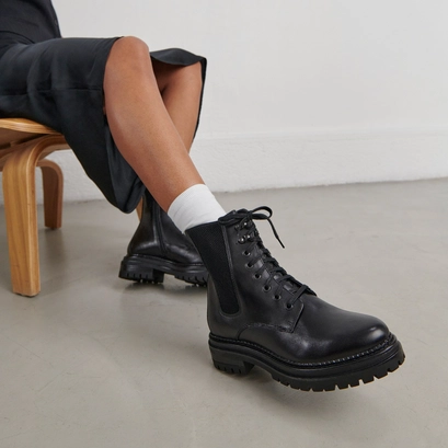 Boots &agrave; lacets et semelles crant&eacute;es en cuir noir | ADALUS | Jonak