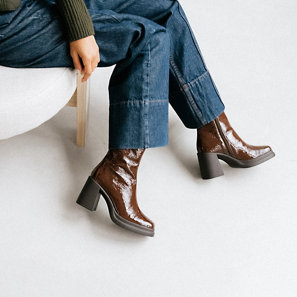Boots à bouts carrés et plateformes en vernis plissé marron | PALETTE | Jonak
