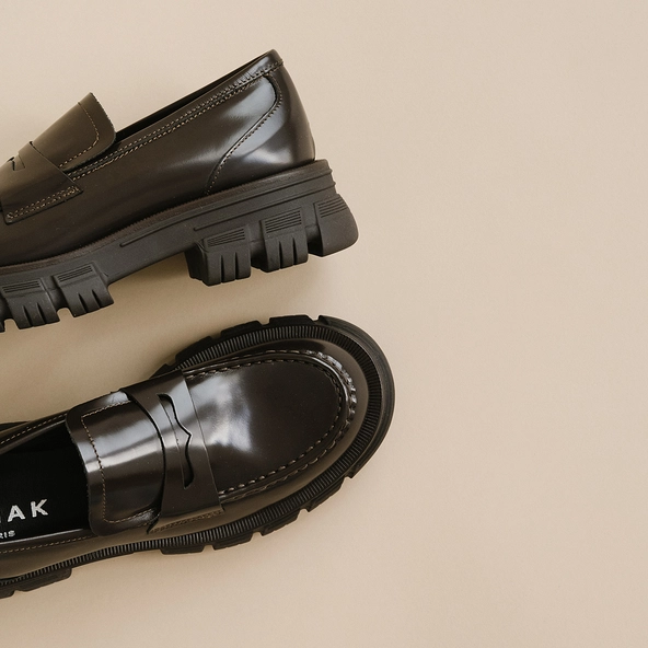 Mocassins à semelles crantées en cuir glacé marron | DIAQ | Jonak