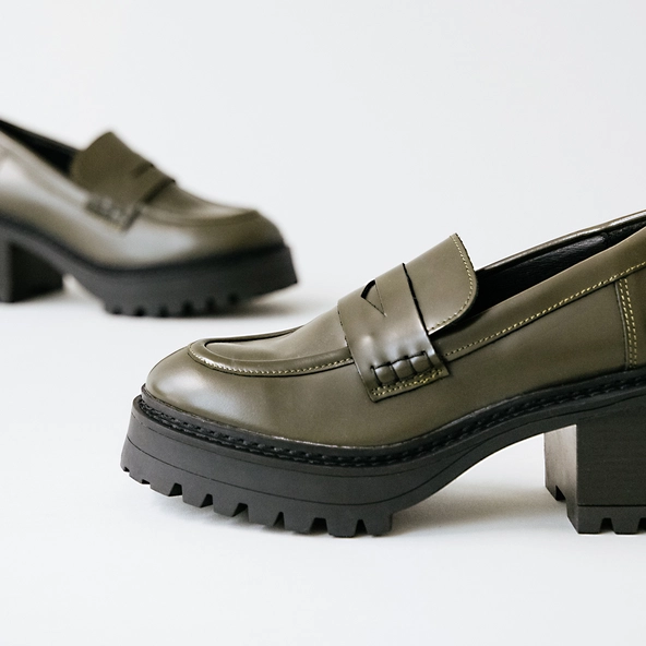 Mocassins à talons et semelles crantées... en cuir glacé kaki | RHUM | Jonak