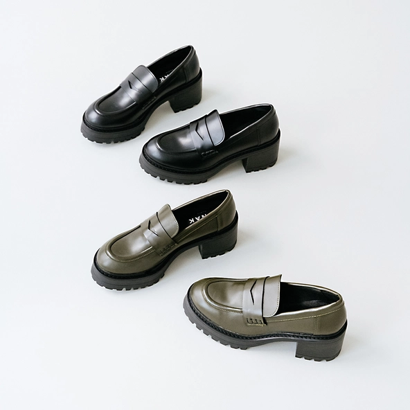 Mocassins à talons et semelles crantées... en cuir glacé kaki | RHUM | Jonak