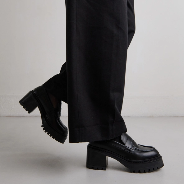 Mocassins à talons et semelles crantées.... en cuir glacé noir | RHUM | Jonak