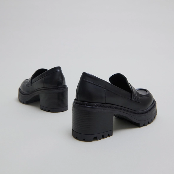 Mocassins à talons et semelles crantées.... en cuir glacé noir | RHUM | Jonak