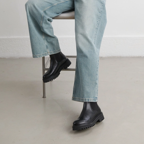 Boots &agrave; semelles crant&eacute;es et &eacute;lastiques en cuir noir | AMANDINE | Jonak