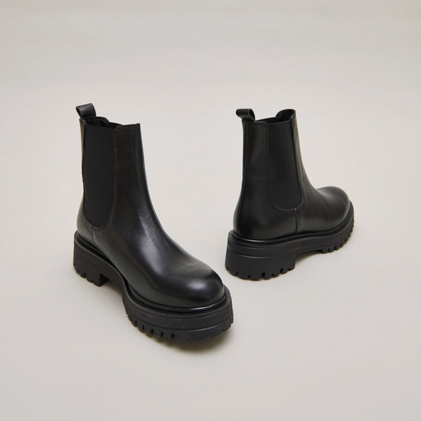 Boots &agrave; semelles crant&eacute;es et &eacute;lastiques en cuir noir | AMANDINE | Jonak