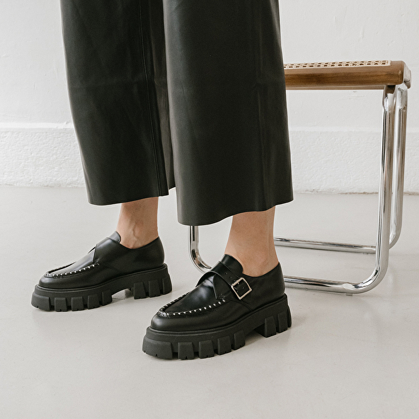 Mocassins à semelles crantées et détails... en cuir glacé noir | DESILIA | Jonak