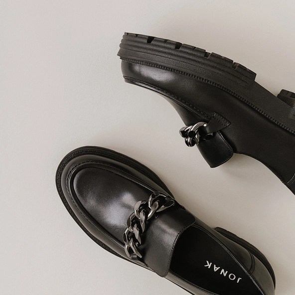 Mocassins &agrave; chaines et semelles crant&eacute;es... en cuir noir | ANTONY | Jonak