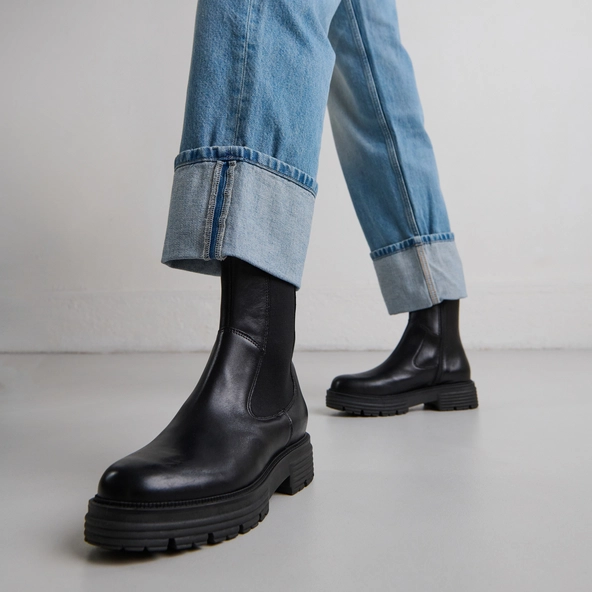 Bottines &agrave; semelles crant&eacute;es en cuir noir | ANTONELLE | Jonak