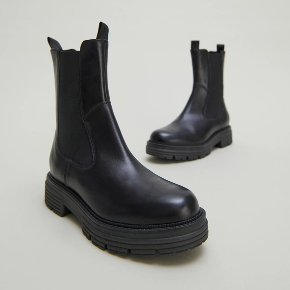 Bottines &agrave; semelles crant&eacute;es en cuir noir | ANTONELLE | Jonak