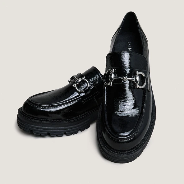 Mocassins &agrave; mors et semelles crant&eacute;es en vernis pliss&eacute; noir | ANTON | Jonak