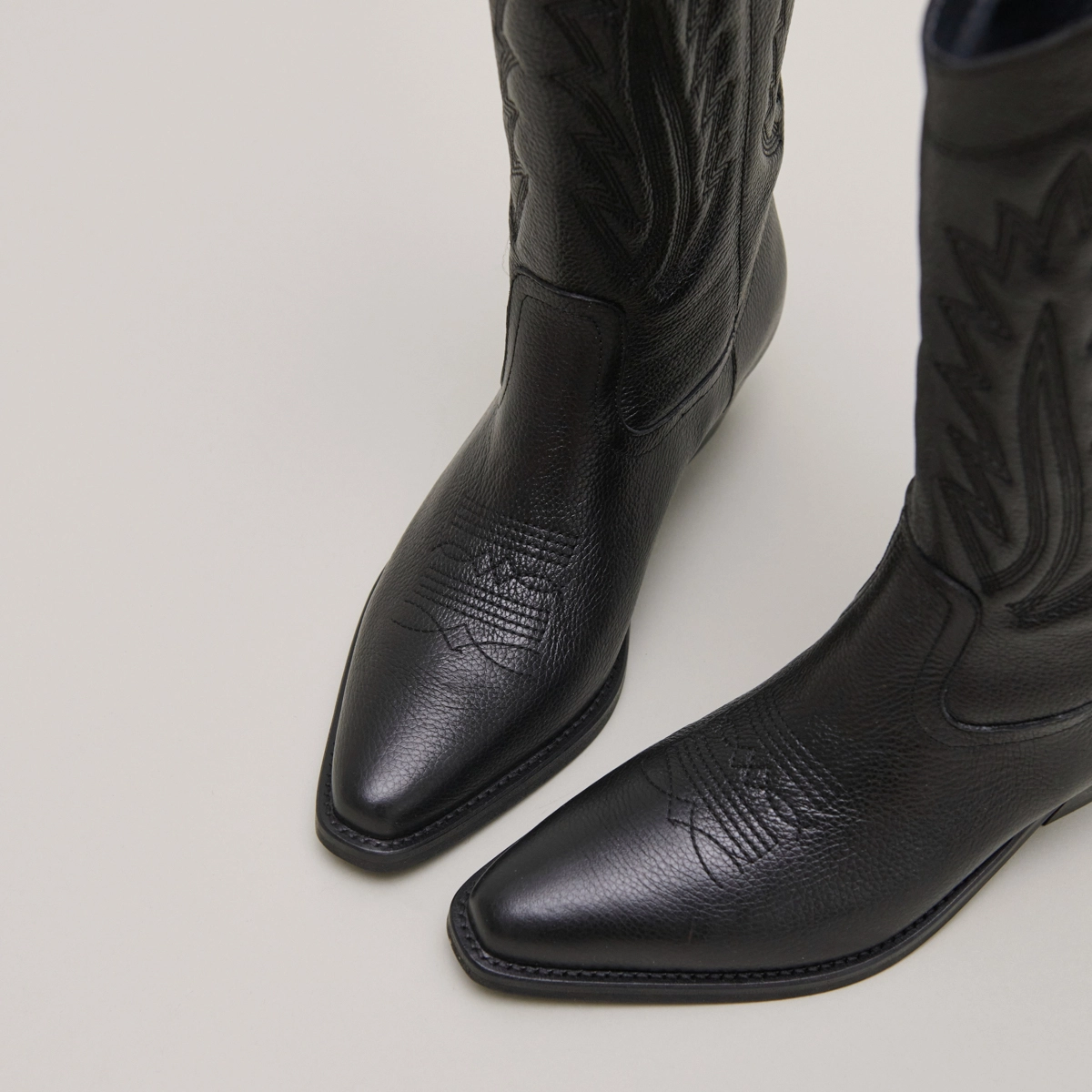 Bottes &agrave; bouts pointus et surpiqures apparentes en cuir grain&eacute; noir | DELEA | Jonak
