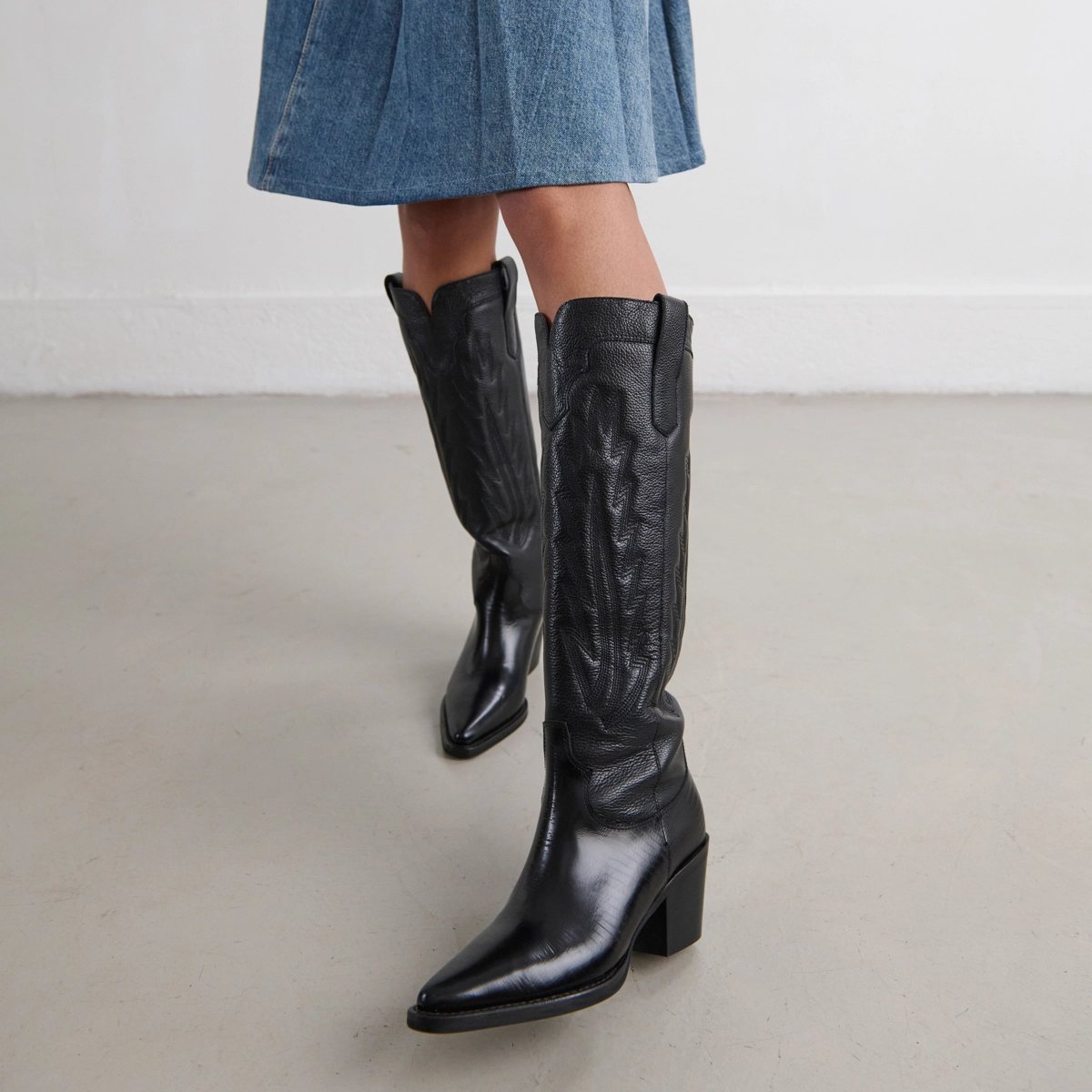 Bottes à talons épais et surpiqures apparentes en cuir grainé noir | DILO | Jonak