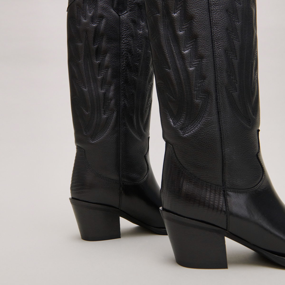 Bottes à talons épais et surpiqures apparentes en cuir grainé noir | DILO | Jonak