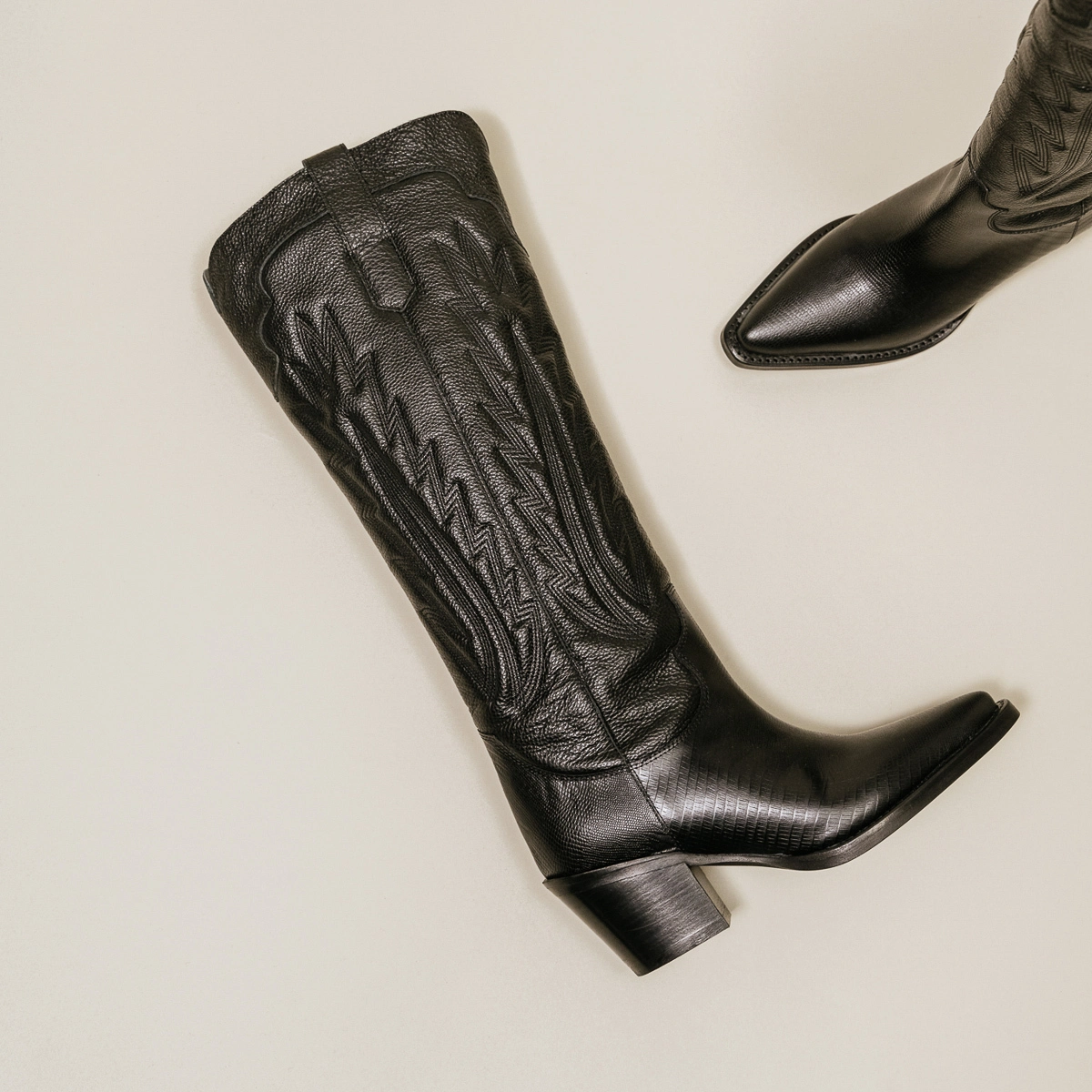 Bottes à talons épais et surpiqures apparentes en cuir grainé noir | DILO | Jonak