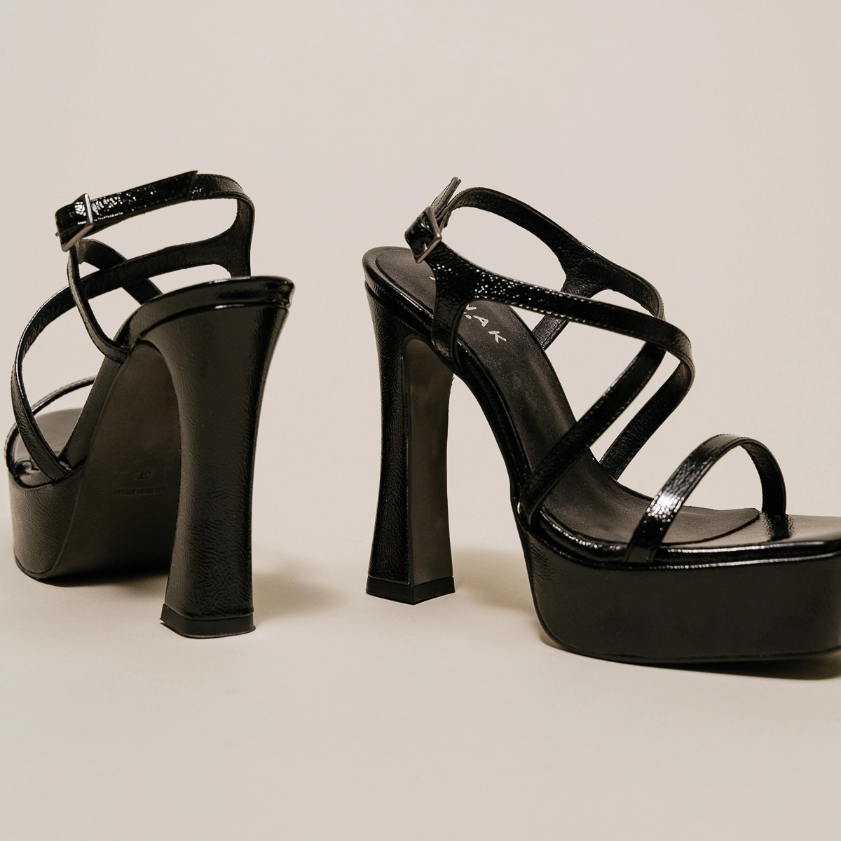 Sandales &agrave; plateformes et brides crois&eacute;es en cuir pliss&eacute; noir | BOECIA | Jonak