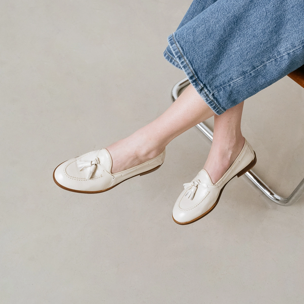 Mocassins à bouts ronds et pompons en vernis plissé écru | TIPHAINE | Jonak