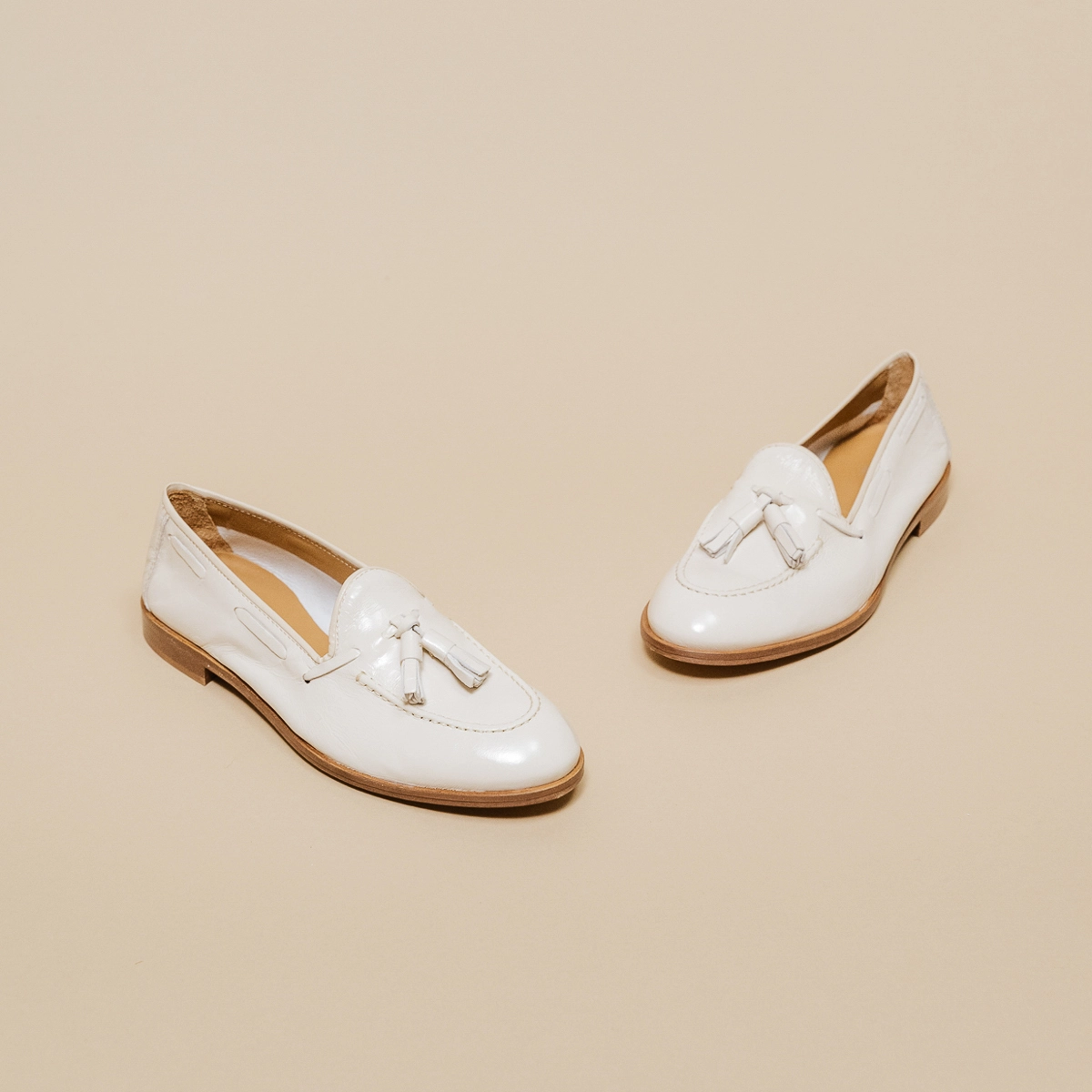 Mocassins à bouts ronds et pompons en vernis plissé écru | TIPHAINE | Jonak