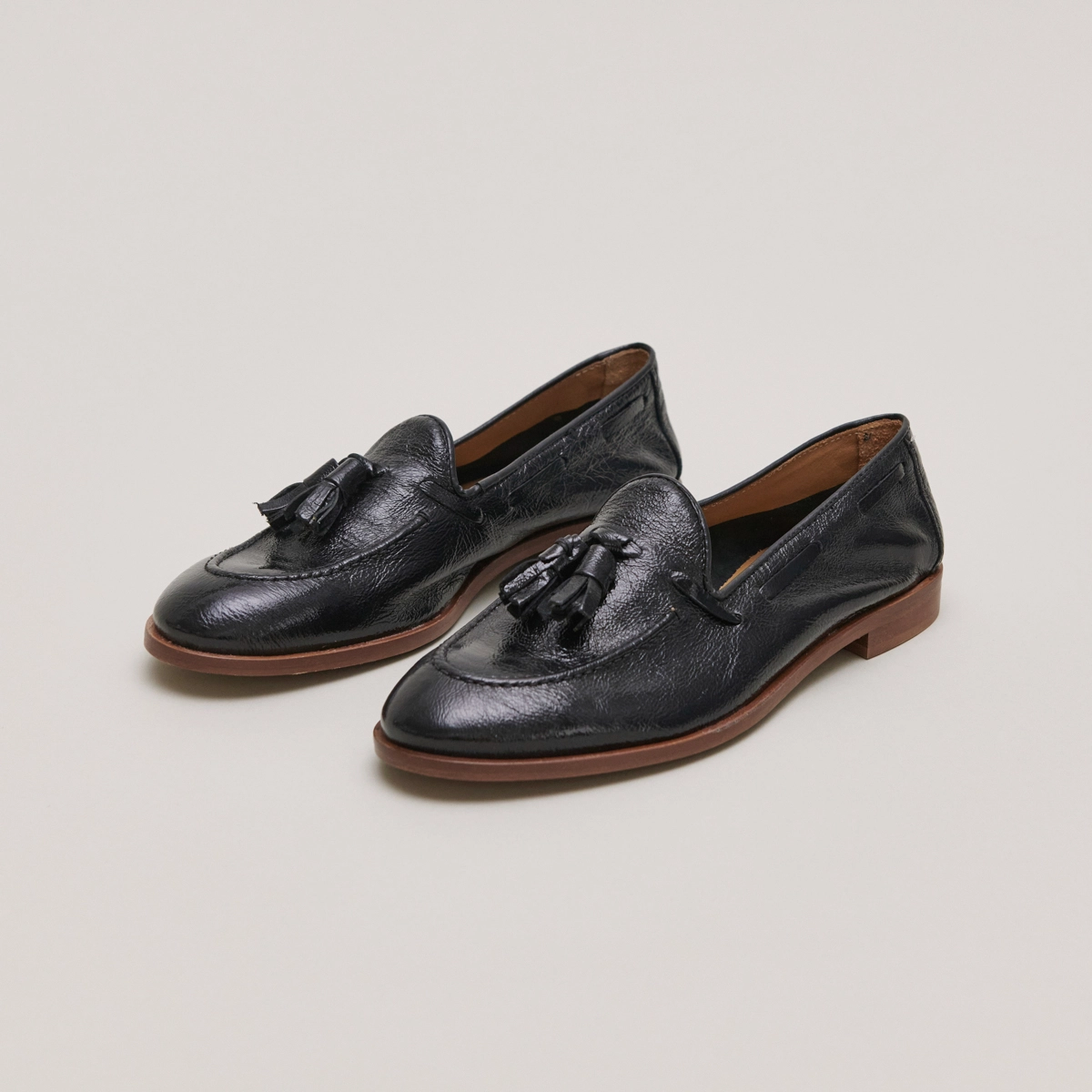 Mocassins à bouts ronds et pompons en vernis plissé noir | TIPHAINE | Jonak