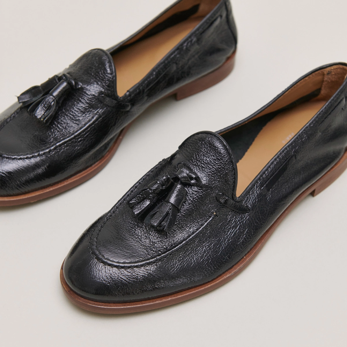 Mocassins à bouts ronds et pompons en vernis plissé noir | TIPHAINE | Jonak