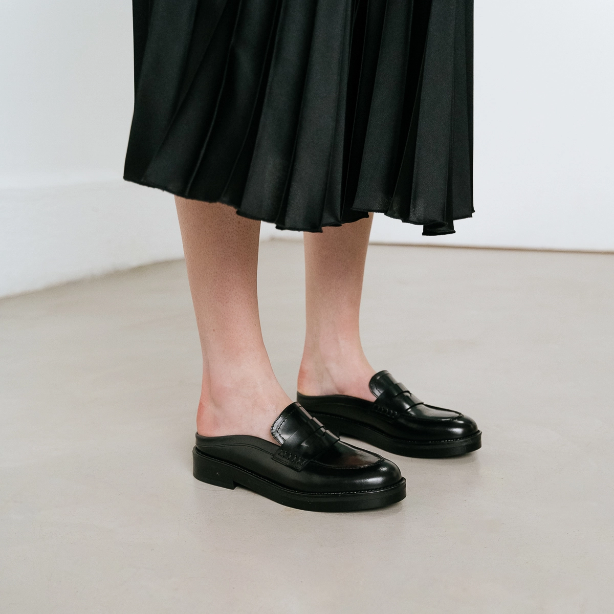 Mocassins à bouts ronds et surpiqûres en cuir glacé noir | ALISE | Jonak