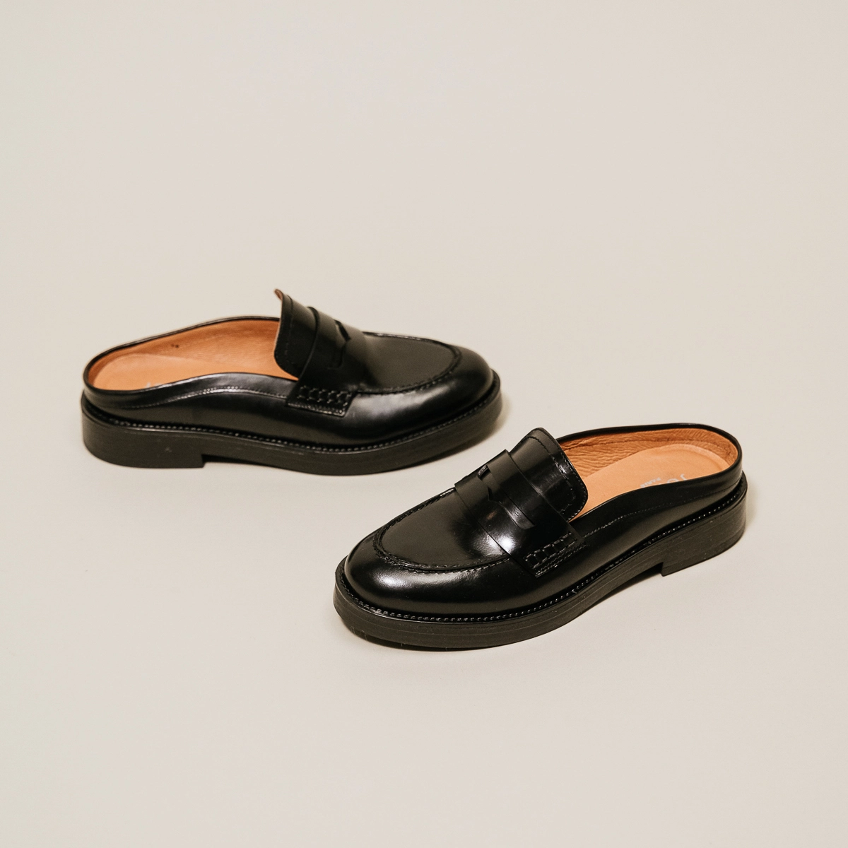 Mocassins à bouts ronds et surpiqûres en cuir glacé noir | ALISE | Jonak