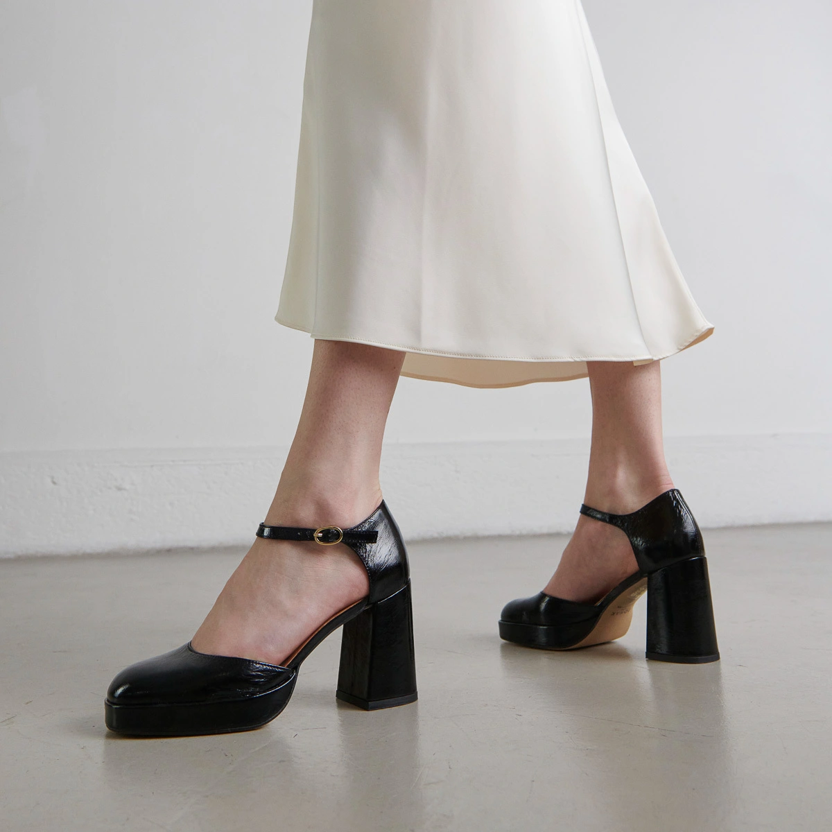 Babies &agrave; talons et bouts carr&eacute;s en cuir brillant noir | VERO | Jonak