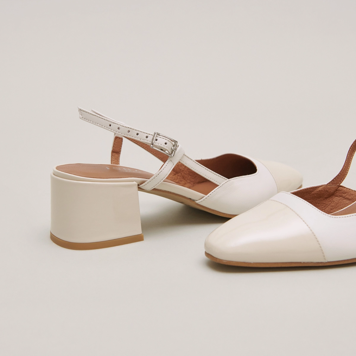 Slingbacks &agrave; petits talons en vernis et cuir &eacute;crus | DHAPOPY | Jonak