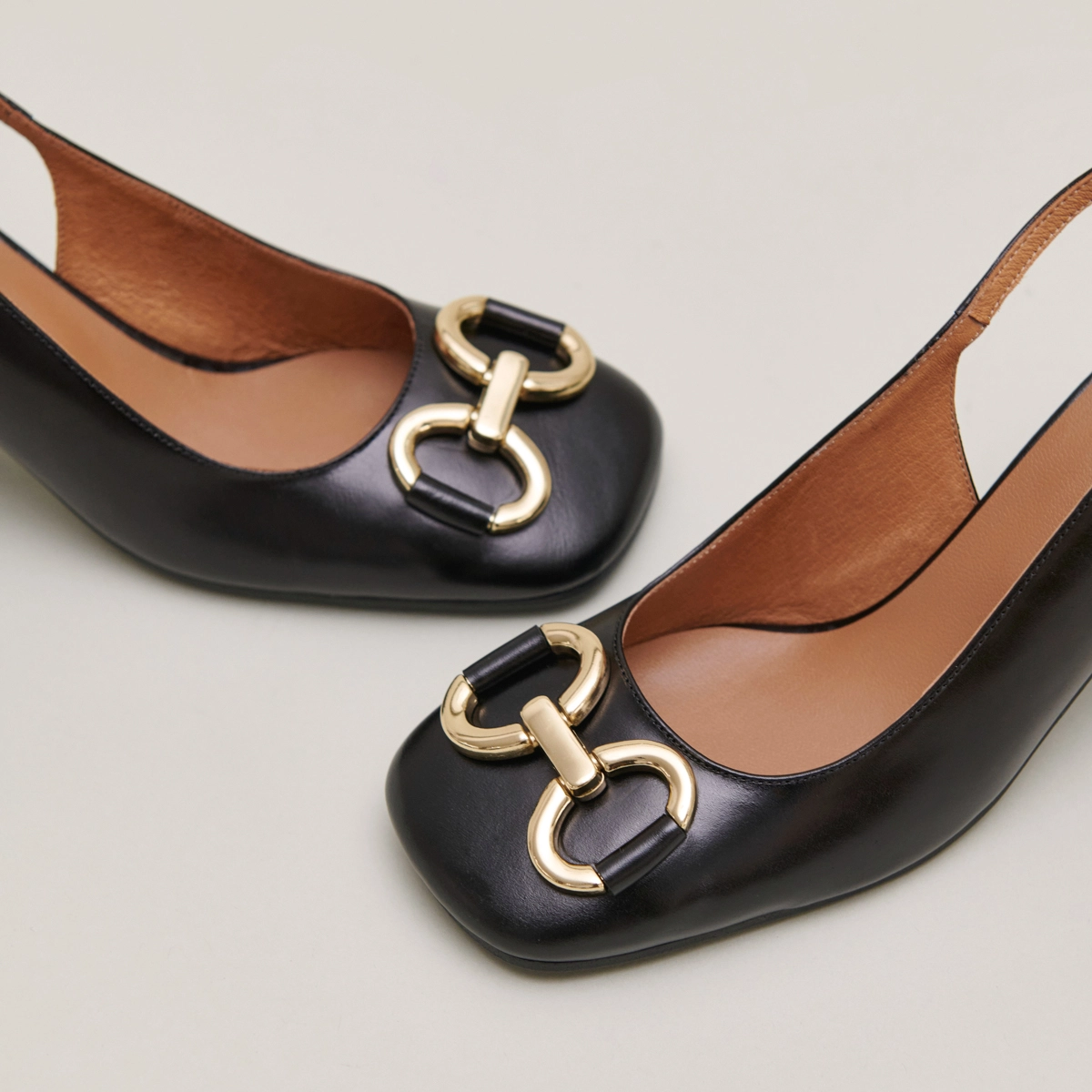 Escarpins à bouts carrés et mors dorés... en cuir noir | DOUBLE | Jonak