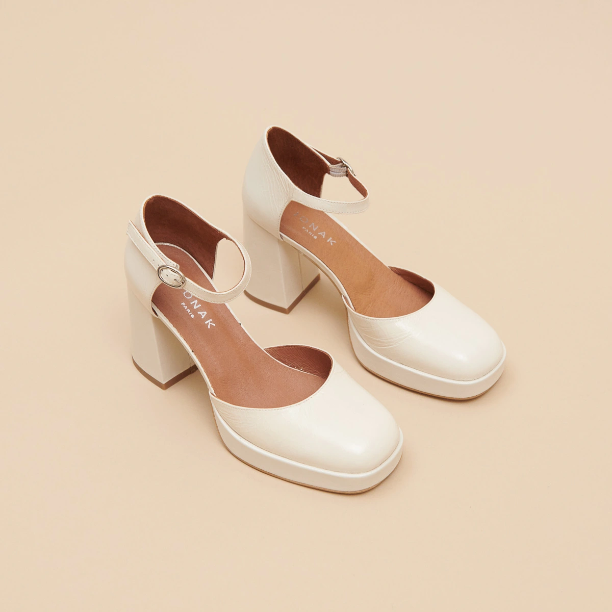 Babies &agrave; talons et bouts carr&eacute;s en cuir brillant &eacute;cru | VERO | Jonak