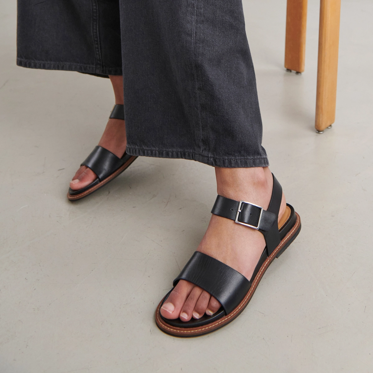 Sandales à brides et bouts ouverts en cuir noir | ACCO | Jonak