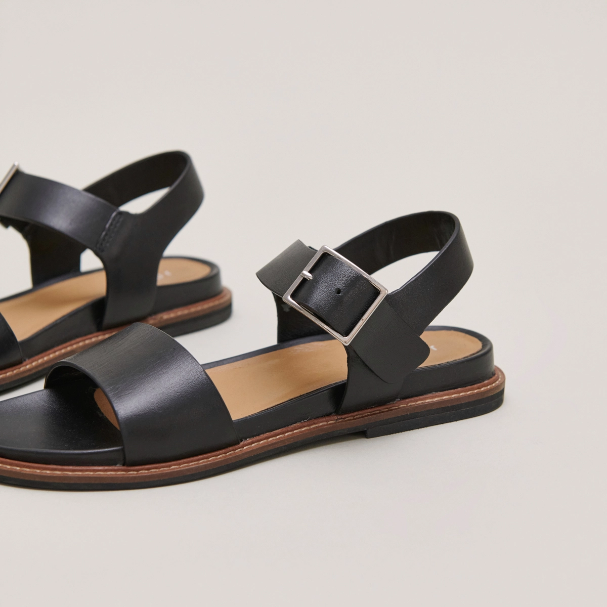 Sandales à brides et bouts ouverts en cuir noir | ACCO | Jonak