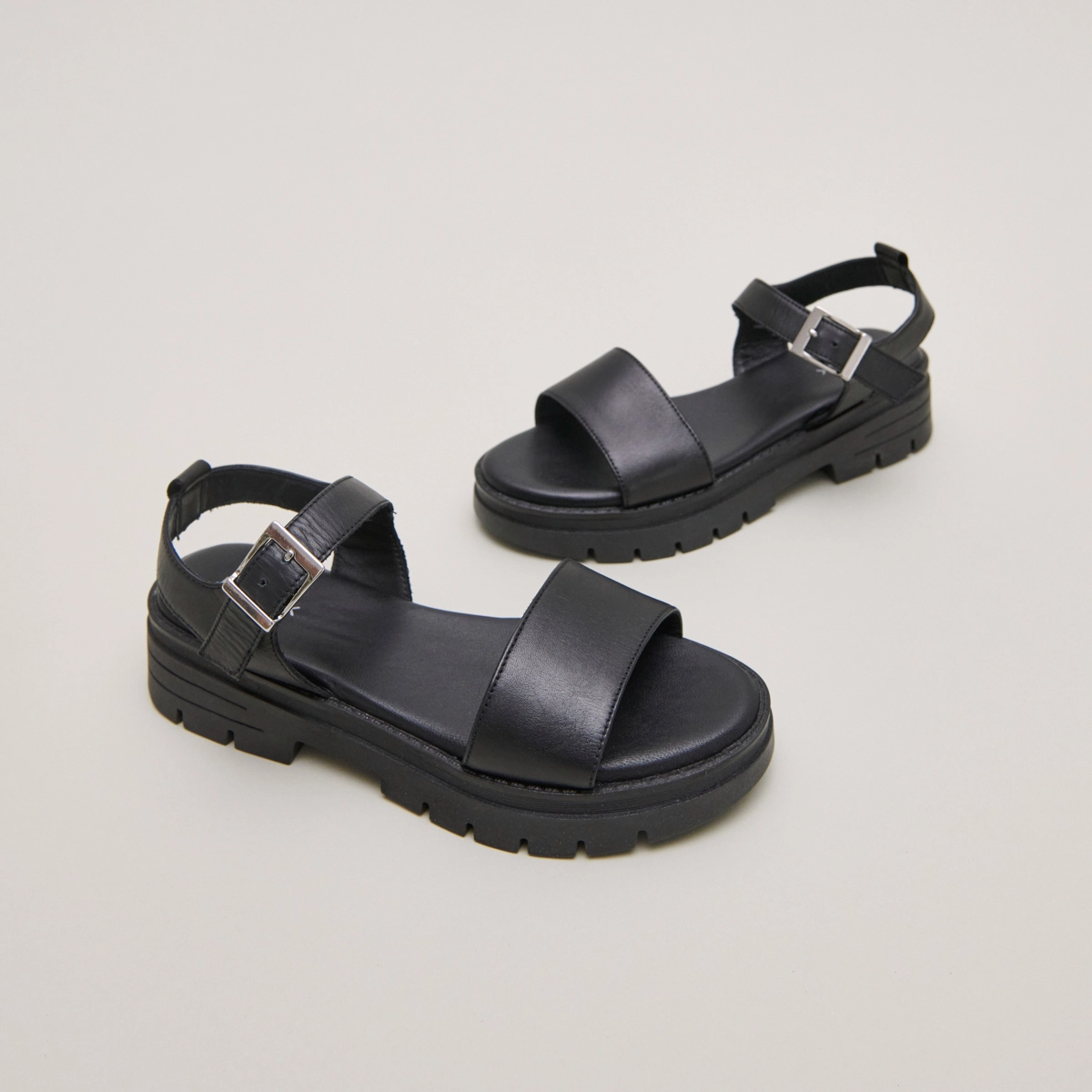 Sandales à semelles crantées et brides en cuir noir | ASK | Jonak