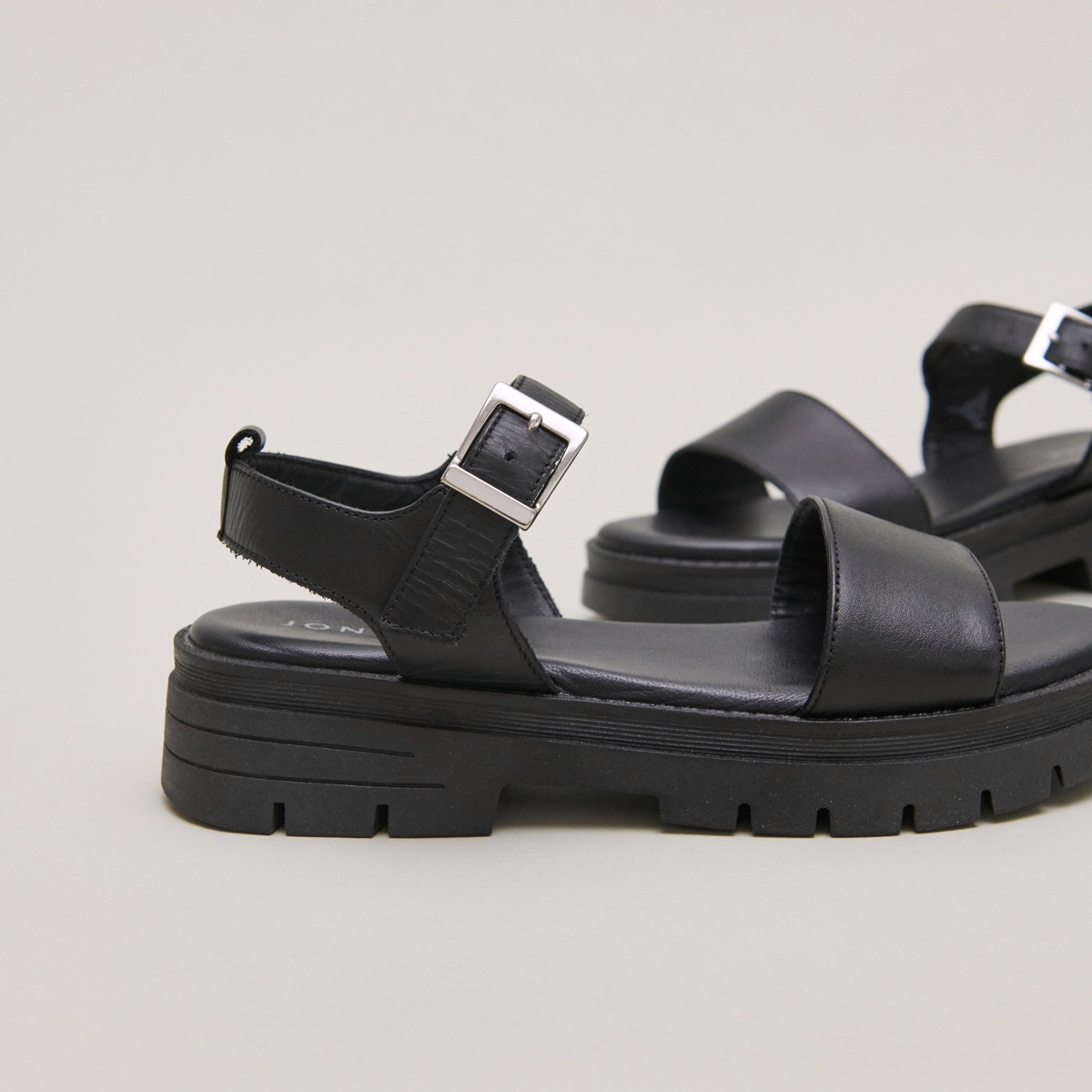 Sandales à semelles crantées et brides en cuir noir | ASK | Jonak