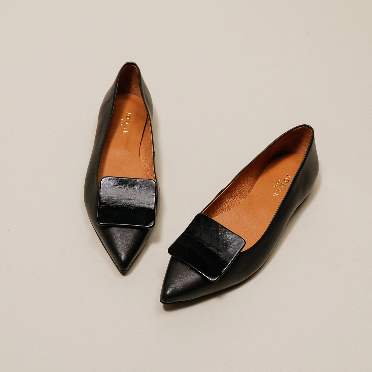 Ballerines à bouts pointus en vernis plissé noir | DURABLE | Jonak