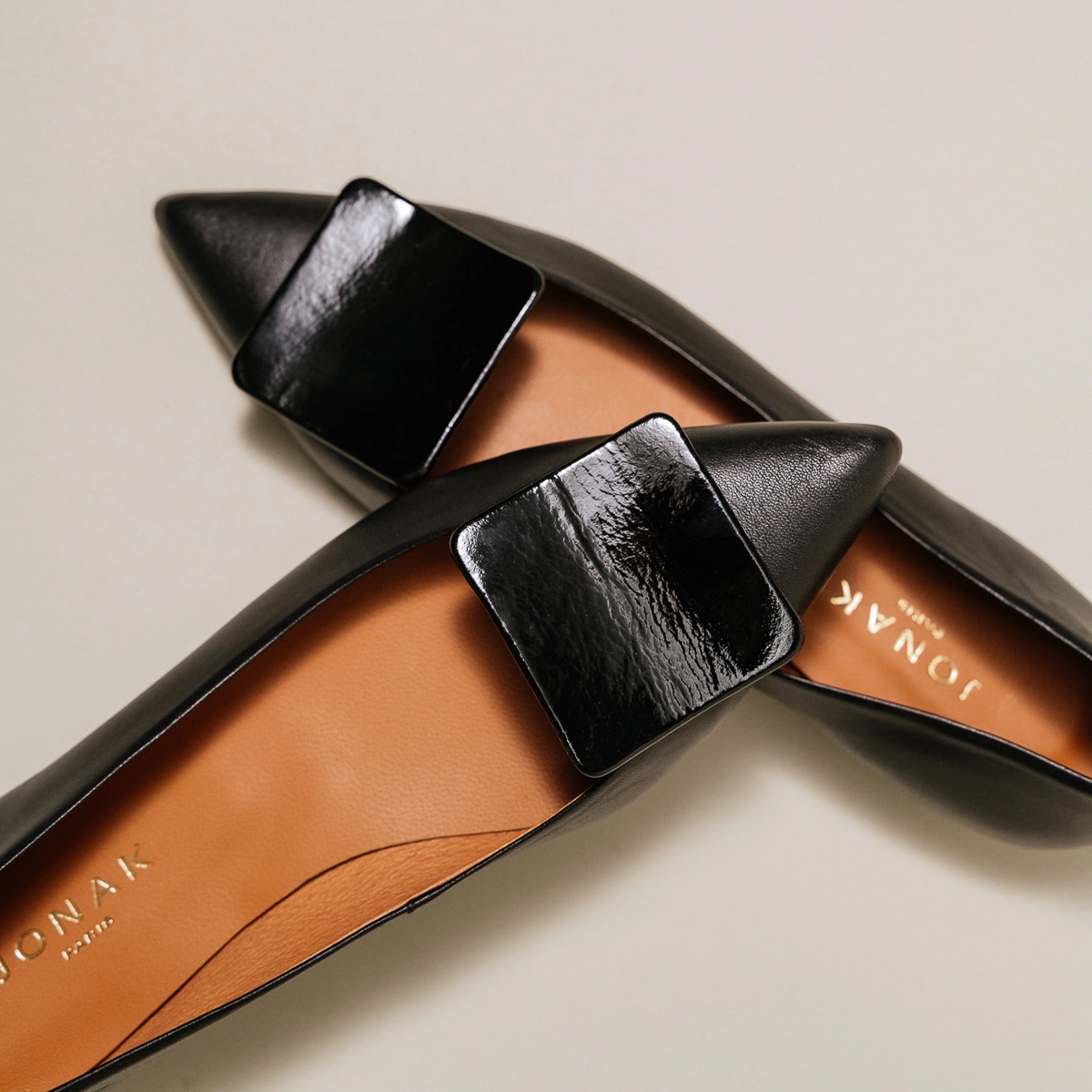 Ballerines à bouts pointus en vernis plissé noir | DURABLE | Jonak