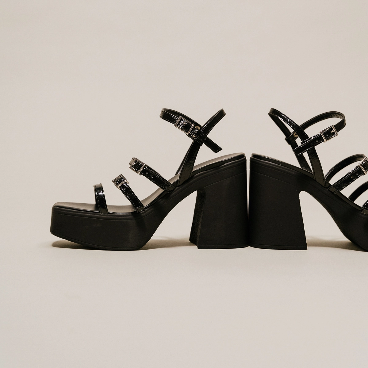 Sandales à brides et plateformes en vernis plissé noir | PUZZLE | Jonak