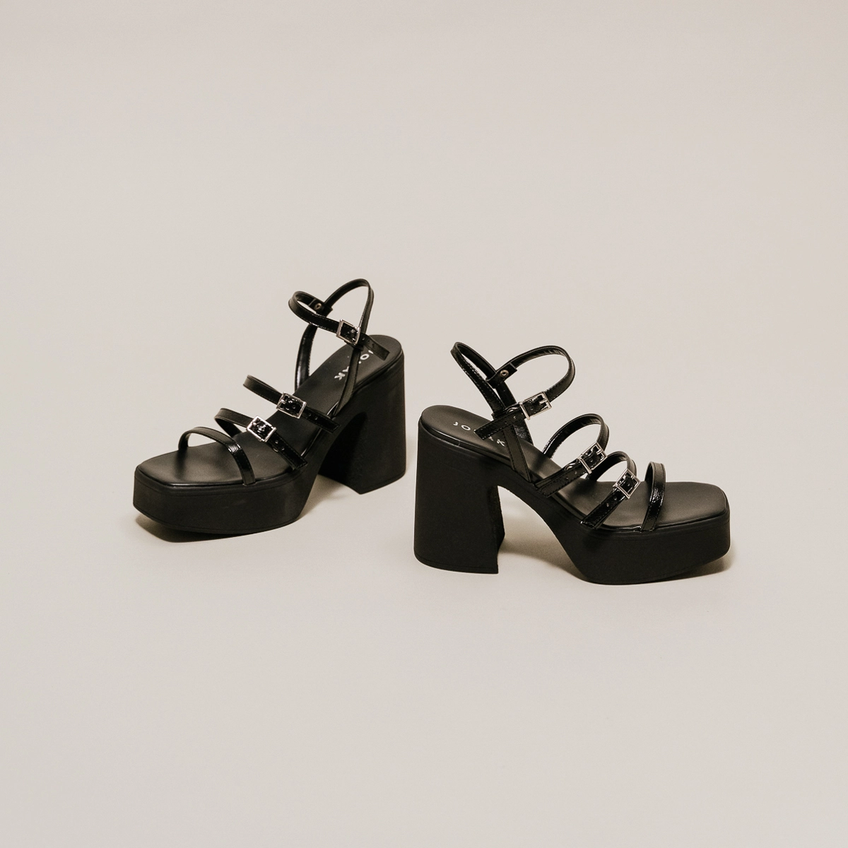 Sandales à brides et plateformes en vernis plissé noir | PUZZLE | Jonak