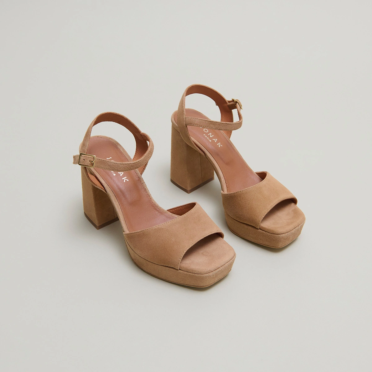 Sandales &agrave; talons hauts et bouts ouverts... en velours camel | VLADA | Jonak