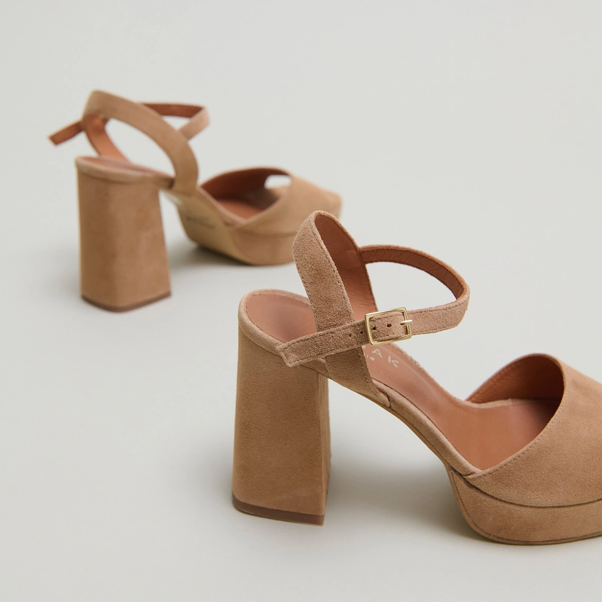 Sandales &agrave; talons hauts et bouts ouverts... en velours camel | VLADA | Jonak