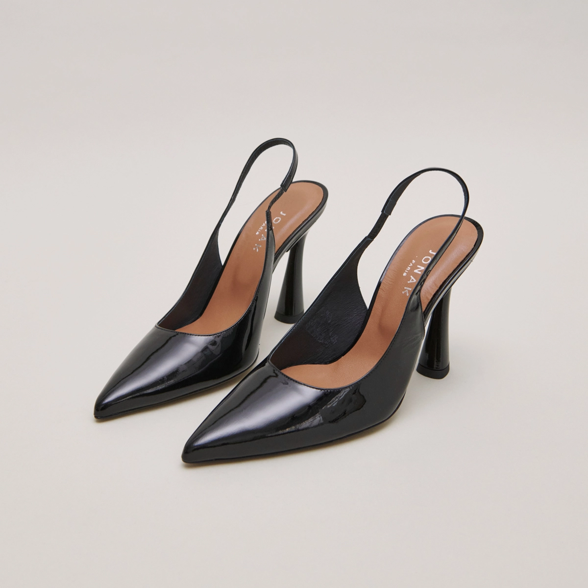 Escarpins slingback &agrave; bouts pointus en vernis noir | DRESSY | Jonak