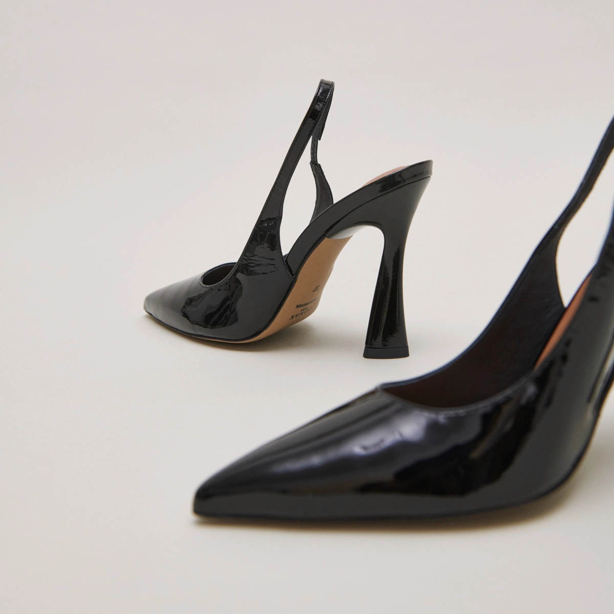 Escarpins slingback &agrave; bouts pointus en vernis noir | DRESSY | Jonak