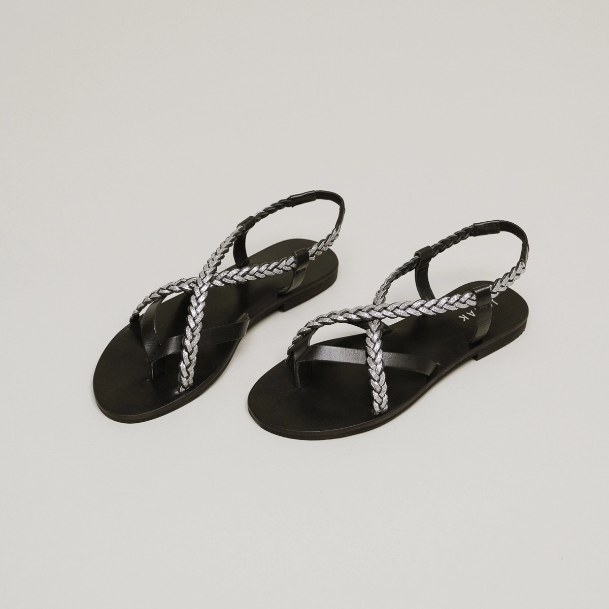 Nu-pieds à brides tressées en cuir noir et argent | WARREN | Jonak