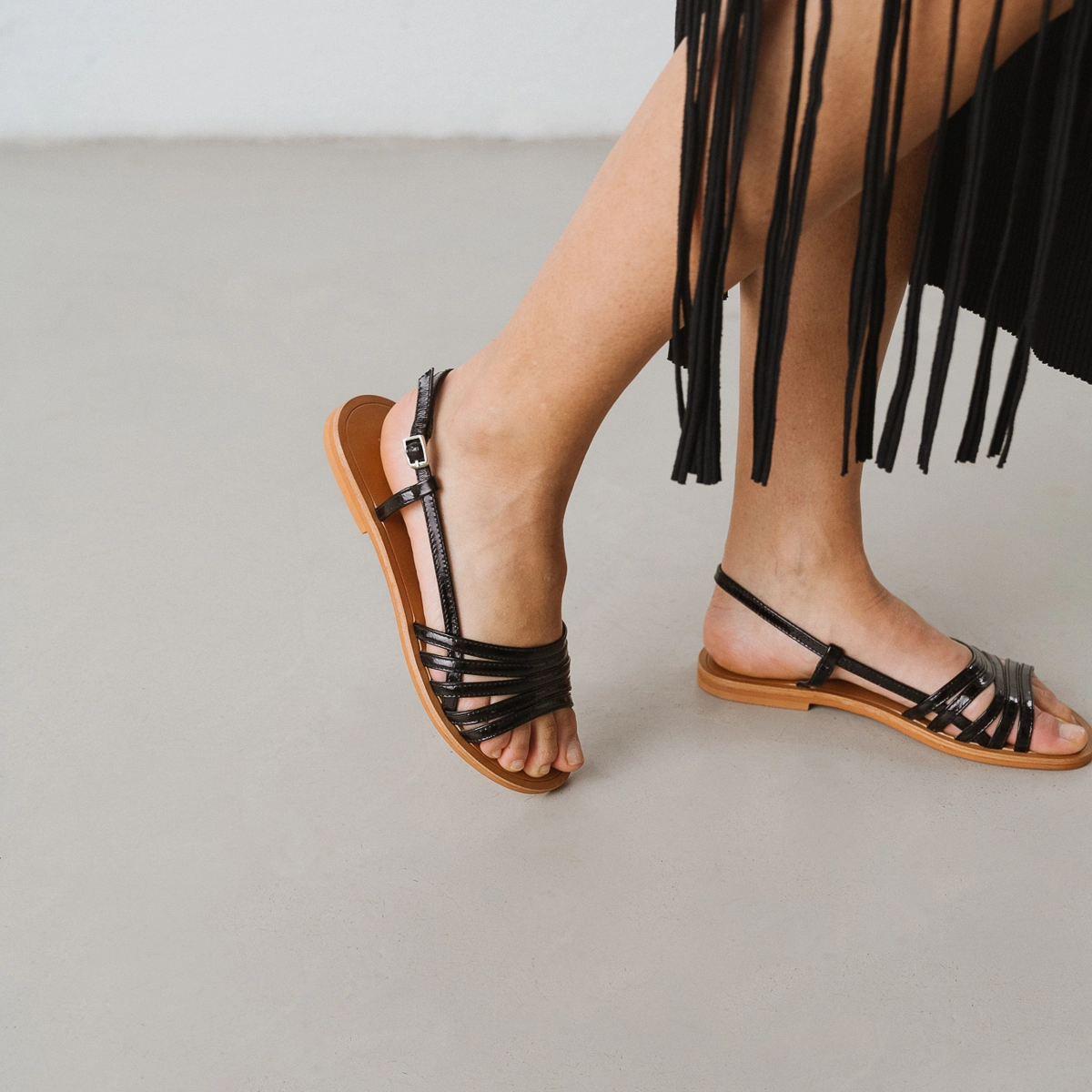 Sandales à brides et bouts ouverts en vernis noir | WROOM | Jonak