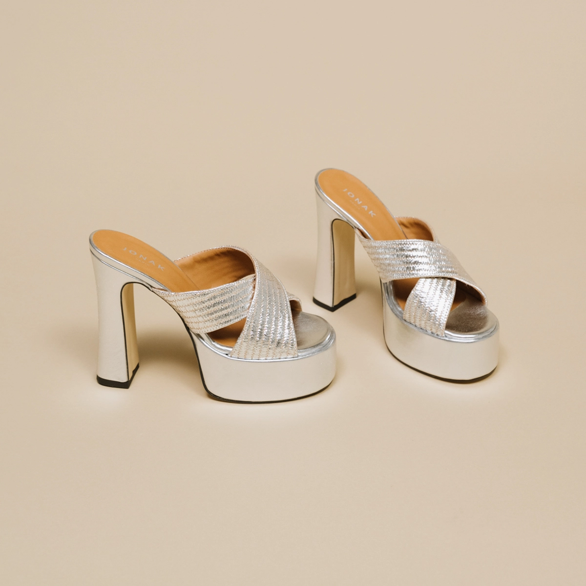 Mules &agrave; brides crois&eacute;es et plateformes en raphia m&eacute;tallis&eacute; argent | JACKIE | Jonak