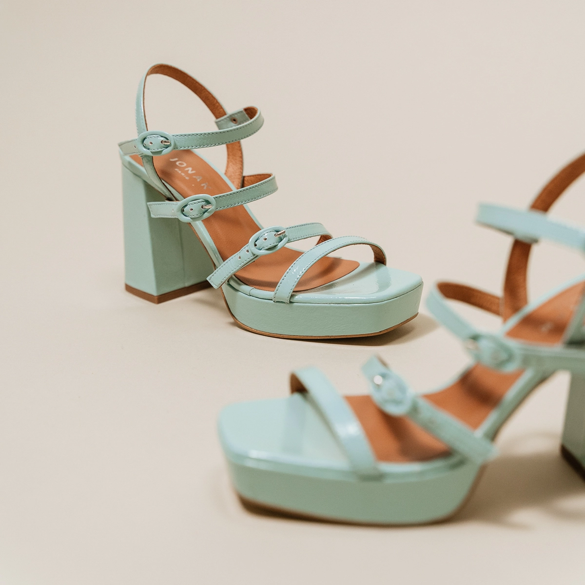 Sandales &agrave; brides et bouts carr&eacute;s en vernis pliss&eacute; turquoise | VALENS | Jonak